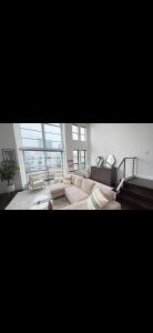 Penthouse Loft Modern & Bright 1,150 SQ FT parking