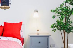 1BR Sleeps 5 1 min to Tube West Kensington