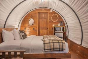 Romantic Wagon Escape Lake Access & Pickleball