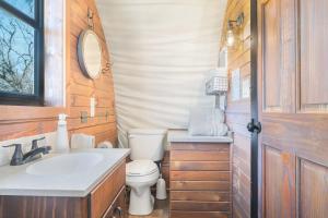 Romantic Wagon Escape Lake Access & Pickleball