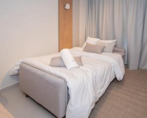 Urban Oasis Pool Gym & BBQ Walk to Malls