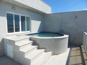 Cobertura Cinematográfica com Piscina vista mar