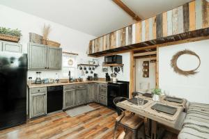 Lone Star Bungalow with Hiking & Lake access
