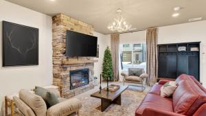The Lodge Girls Night Out by AvantStay Sleeps 24 2 Homes Hot Tub Rooftop Lounge Karaoke Near Downtown