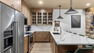 The Lodge Girls Night Out by AvantStay Sleeps 24 2 Homes Hot Tub Rooftop Lounge Karaoke Near Downtown