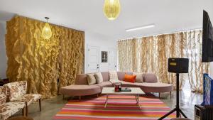 The Lodge Girls Night Out by AvantStay Sleeps 24 2 Homes Hot Tub Rooftop Lounge Karaoke Near Downtown