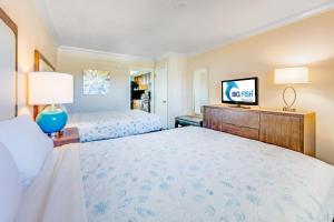 Direct Oceanfront at Coral Beach with Heated Pools