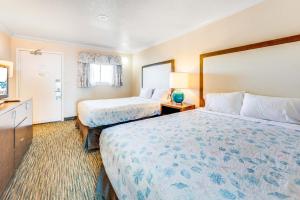 Direct Oceanfront at Coral Beach with Heated Pools