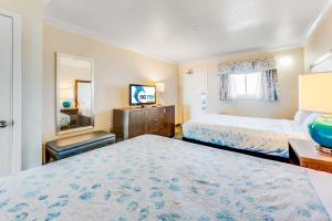 Direct Oceanfront at Coral Beach with Heated Pools
