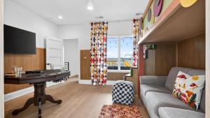The Lodge That ’70s Show by AvantStay