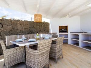 Villa Mediterránea con Piscina Privada y Aire Acondicionado en Playa Blanca - ES-175-51