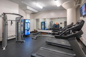 Bright 2BR Apt with Gym and Optional Parking Near Soldier Field, Museum Campus, McCormick Place