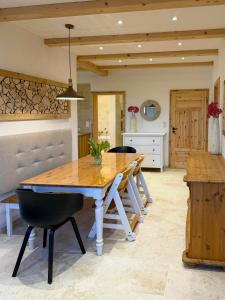 Modern Farm Apartment With A Swimming Pond