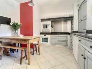 Stone House With Pool In Pernes-Les-Fontaines