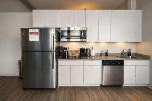 Modern 2BR in South Loop Near Soldier Field, Grant Park, Downtown, & Lakefront Trail