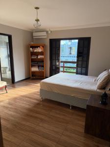 Casa de frente pro mar com piscina - churrasqueira