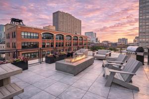 Spacious 2BR in South Loop with Optional Parking, Gym and Patio Near McCormick Place, Grant Park, Soldier Field & Museum Campus