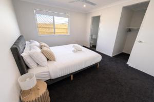 Solara Retreat - Modern 4BR Home with Backyard