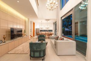 V218 Brand New 3BR Pool Close to Beach & Boat Ave