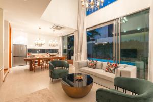 V218 Brand New 3BR Pool Close to Beach & Boat Ave
