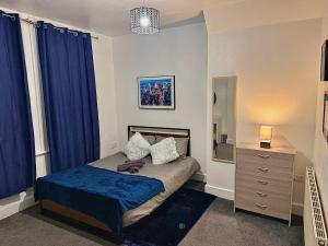 Modern 3BR CityApt - Parking - 65Inch 4KTV - Sleeps 8