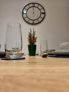 Modern 3BR CityApt - Parking - 65Inch 4KTV - Sleeps 8