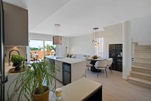 NEW Elviria Penthouse w Stunning Sea Views!