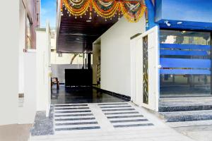 FabHotel Golden City Inn
