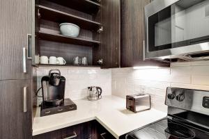 1BR Pool View, Walk to River Walk, Free Parking