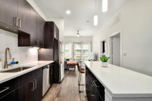 1BR Pool View, Walk to River Walk, Free Parking