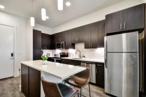 1BR Pool View, Walk to River Walk, Free Parking