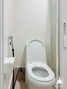 Liora - 1BR Brenthill Condo with Balcony Near Session and SM