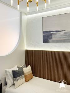 Liora - 1BR Brenthill Condo with Balcony Near Session and SM