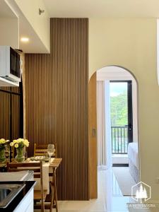 Liora - 1BR Brenthill Condo with Balcony Near Session and SM