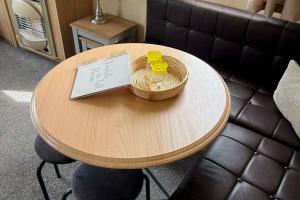 Chalet Sleeps 6 with Lake Views Parking