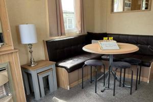 Chalet Sleeps 6 with Lake Views Parking