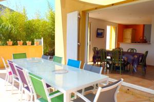 Spacious and bright house with swimming pool