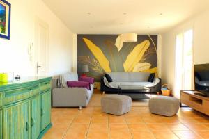 Spacious and bright house with swimming pool