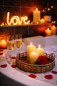 La jungle insolite, SPA, Écran cinéma, Lit à baldaquin king size, day use, 10 min centre