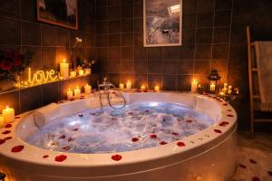 Le chalet romantique, SPA, Écran cinéma, Lit king size, day use, 10 min centre