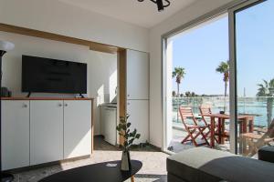 Phaedrus Living Seafront Residence Lighthouse 52