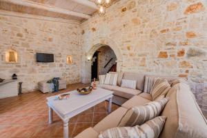 Villa Rizolia Epta by Villa Plus