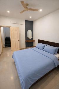 Western Farm House - 6BHK Private Villa with Pool, Lawn and Badminton Court