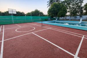 Western Farm House - 6BHK Private Villa with Pool, Lawn and Badminton Court