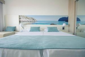 Premium Triple Room room in azuLine Hotel Bahamas y Bahamas II