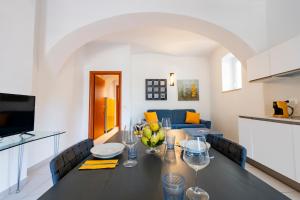 GuestHost - Alba Charming Flat with Parking
