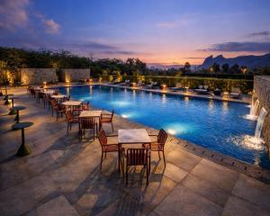 Avisa Hotel & Resort Abu Road - Luxury Pool & Mountain View