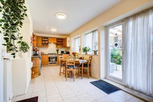 2-Bed Studio - Sleeps 2 - Pets - free parking