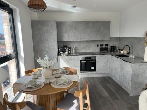 Luxury 2BR High-Rise Balcony, Terrace, Parking