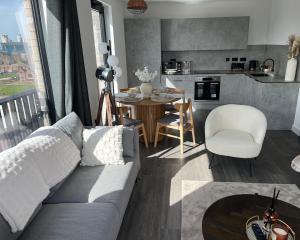 Luxury 2BR High-Rise Balcony, Terrace, Parking